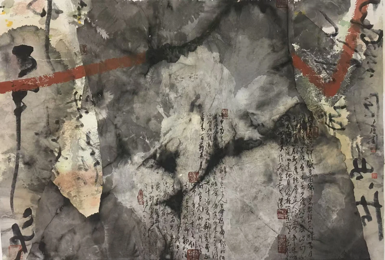 高泉强横幅作品,水墨层次之间贯穿红色线条